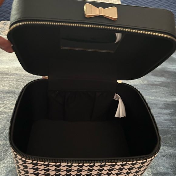 Cosmetic Case - Picture 2 of 4